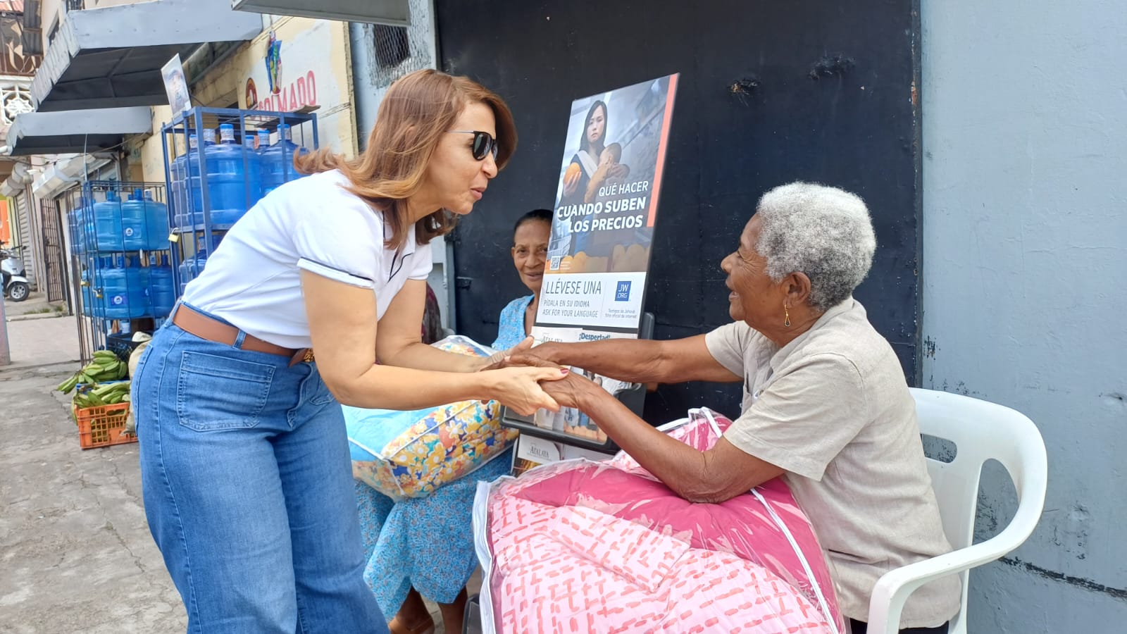 Madres reciben colchas de manos de la gobernadora Claritza Rochtte