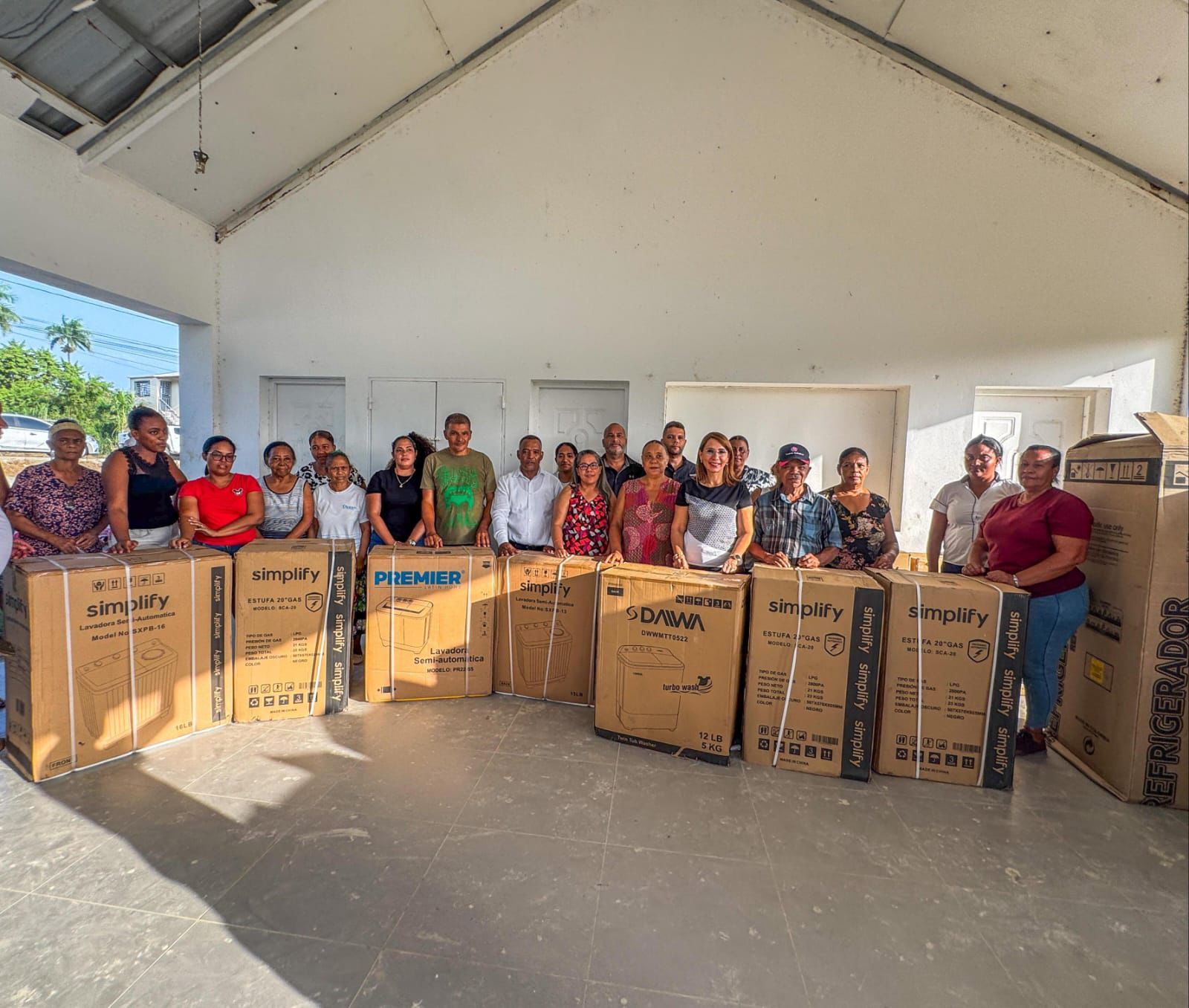 Gobernadora Claritza Rochtte entrega electrodomésticos a familias afectadas por inundaciones en Camú y Juan de Nina