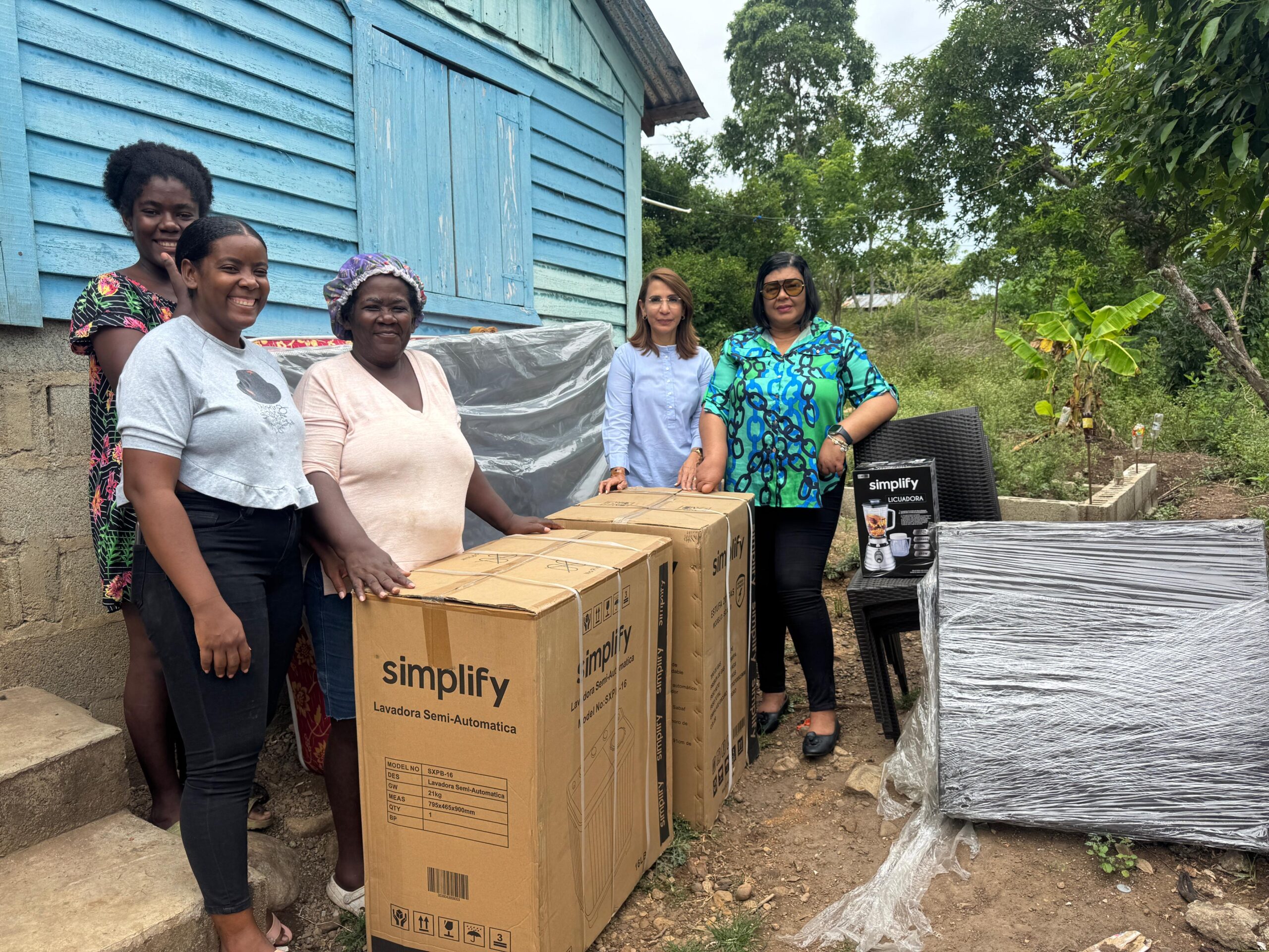 Familia en La Piragua recibe apoyo social durante visita de la gobernadora a Imbert