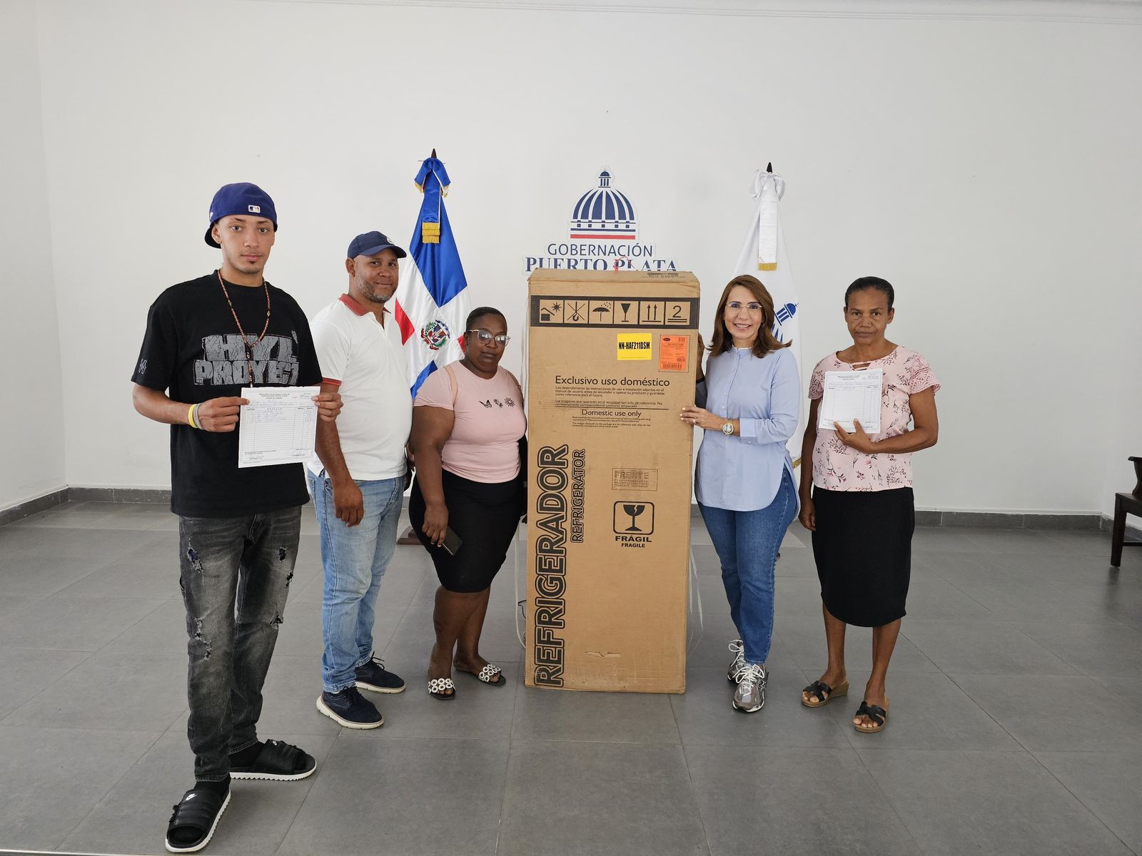 Comunitarios de Imbert y El Mamey reciben apoyo mediante órdenes de compra entregadas por la gobernadora