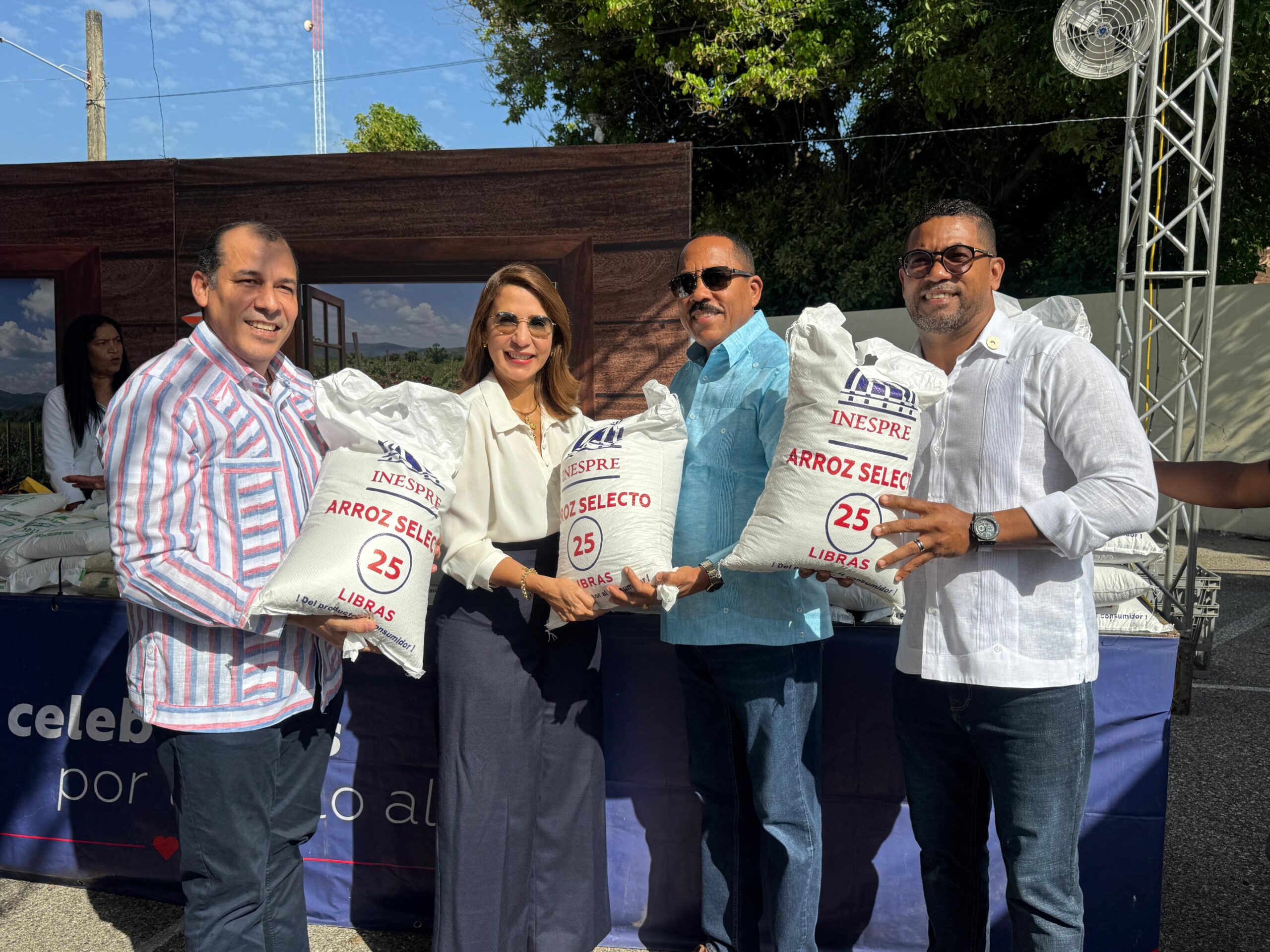 Gobernadora Claritza Rochtte participa en inauguración de Feria Agropecuaria de INESPRE en Puerto Plata