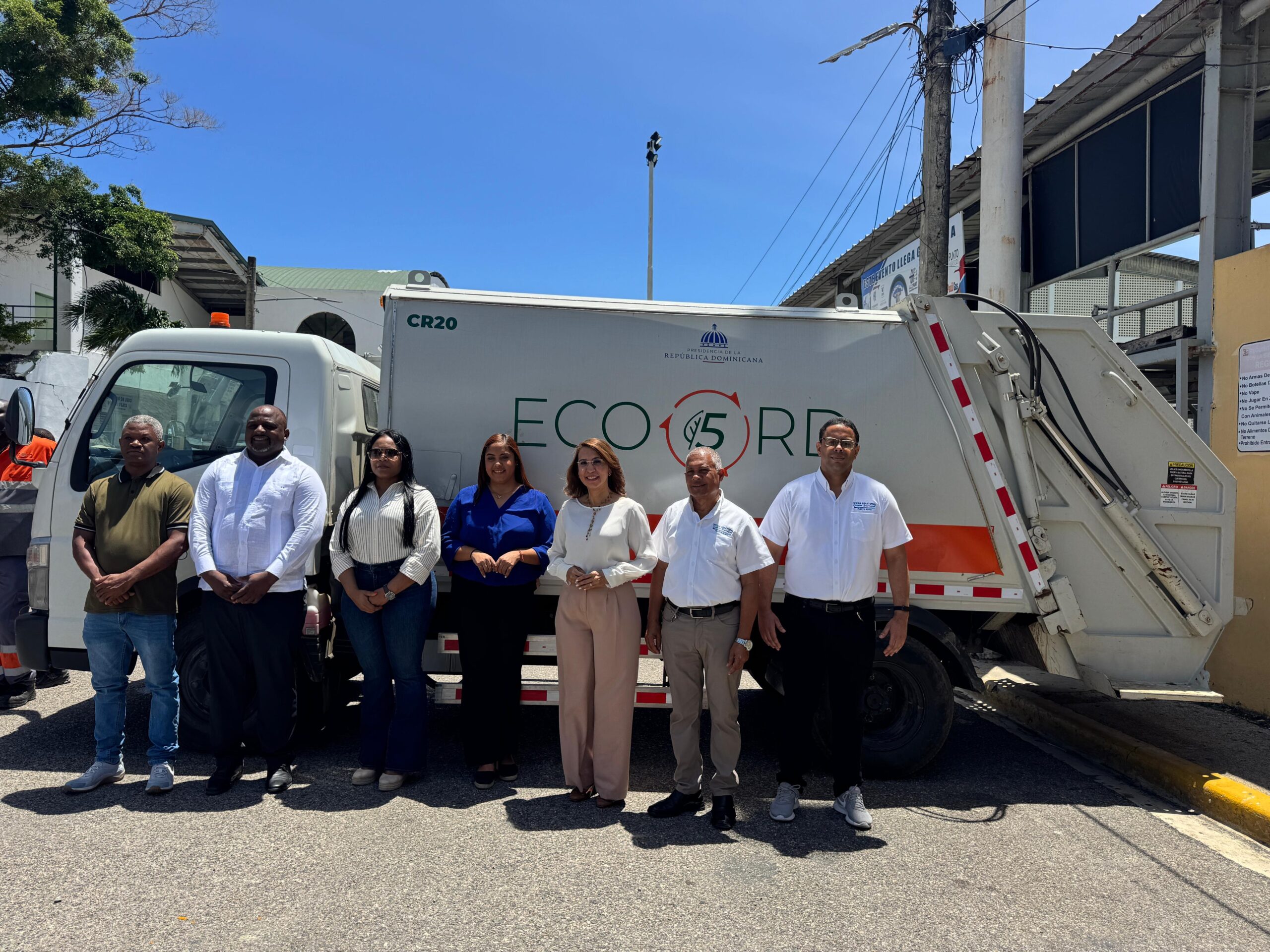 Gobernadora Claritza Rochtte participa en entrega de camiones compactadores a la Alcaldía de Puerto Plata