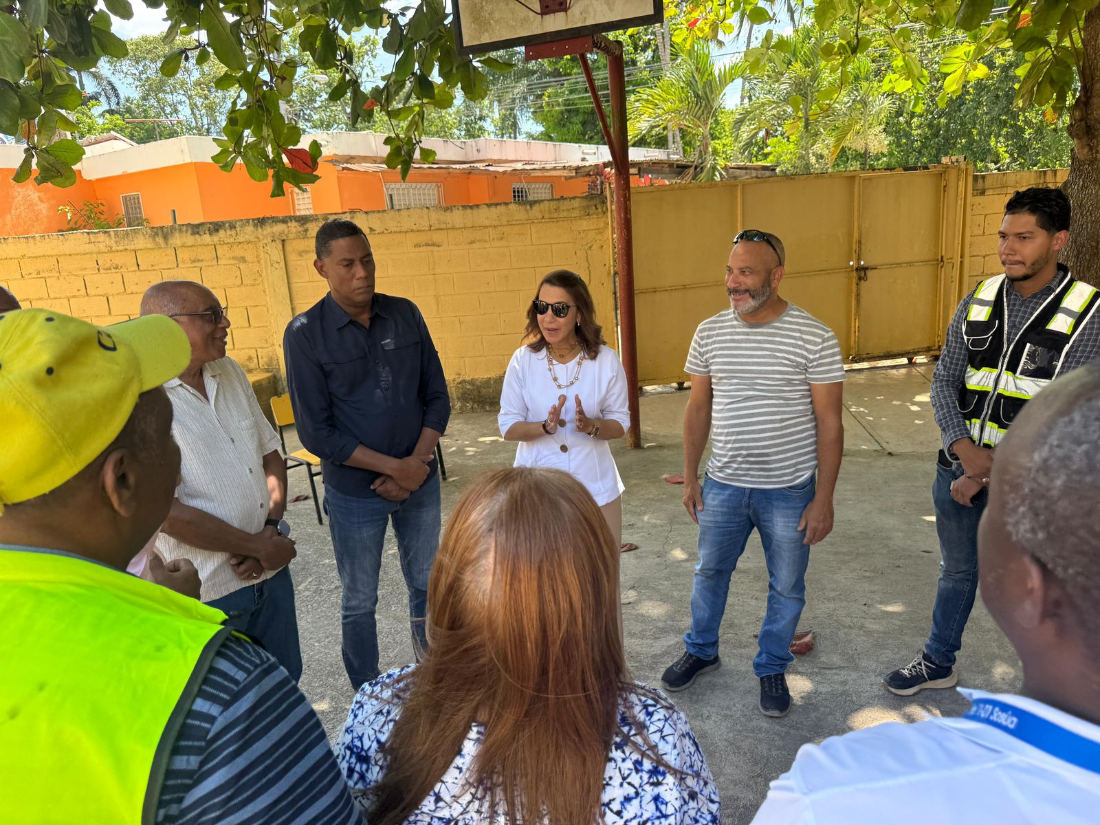 Gobernadora Claritza Rochtte visita la comunidad de Camú para tratar proyecto de reconstrucción escolar