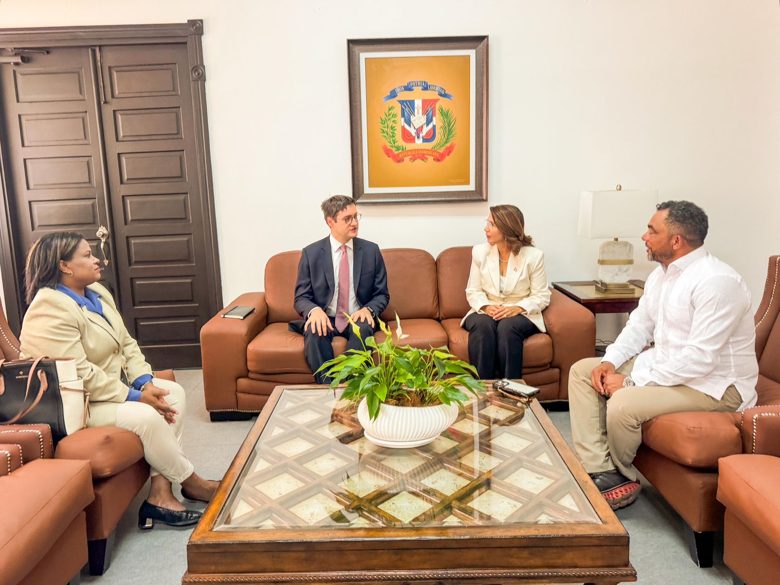Gobernadora Claritza Rochtte recibe visita de cortesía de ejecutivos de AERODOM en Puerto Plata