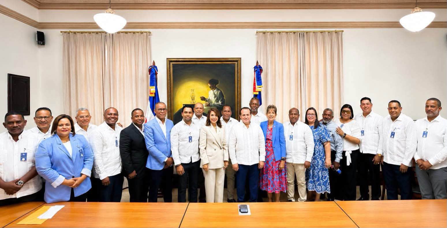 Gobernadora Claritza Rochtte y autoridades de Puerto Plata sostienen reunión de trabajo con José Ignacio Paliza