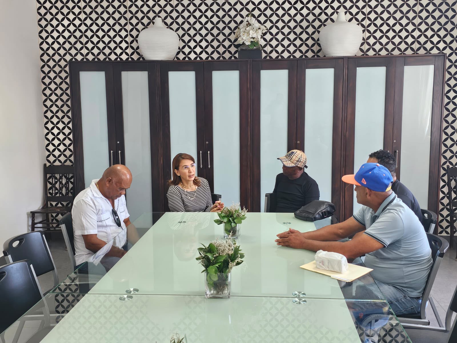 Gobernadora Claritza Rochtte recibe a líderes comunitarios para escuchar necesidades de Sabana Grande y Muñoz