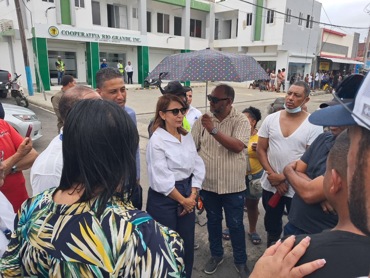 Gobernadora Claritza Rochtte visita zona afectada por incendio en el municipio de Imbert
