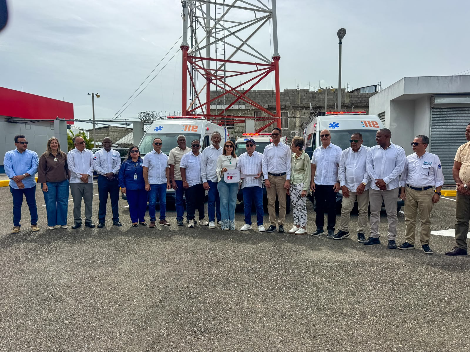 Gobernadora Claritza Rochtte participa en entrega de tres ambulancias del Sistema 911 en Puerto Plata