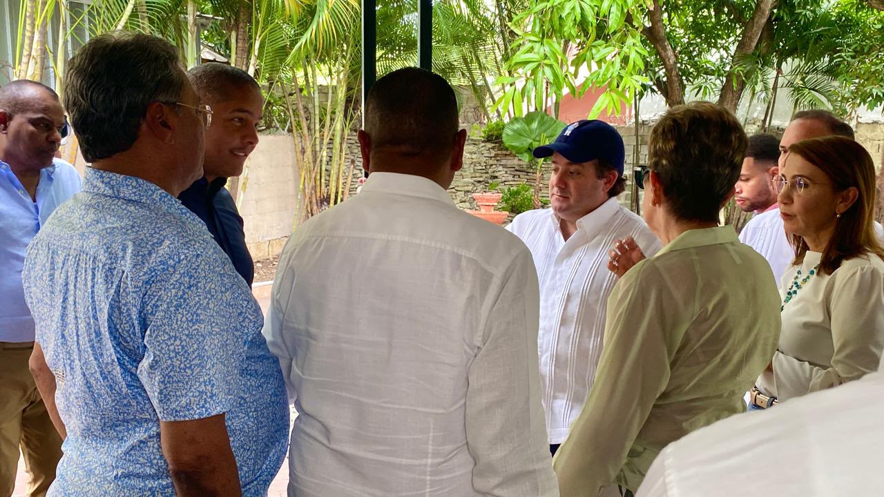 Gobernadora Claritza Rochtte acompaña al Ministro José Ignacio Paliza en recorrido por el nuevo local de la Gobernación Provincial