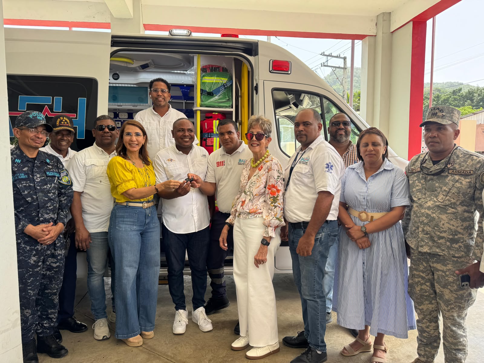 Gobernadora Claritza Rochtte entrega nuevas ambulancias del 9-1-1 en Maimón y Estero Hondo y Supervisa Obra